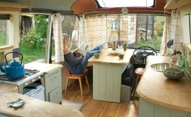 Otobüsü tatlı bir eve çevirdi!