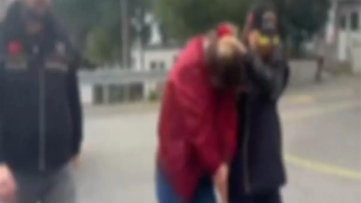 İstanbul’da savcı olduğunu söyleyerek otobüste yolcuyu tehdit eden şüpheli tutuklandı | Video videosunu izle İstanbul’da savcı olduğunu söyleyerek otobüste yolcuyu tehdit eden şüpheli tutuklandı | Video videosunu izle