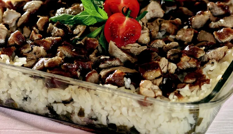 Fırında Taze Soğanlı Etli Pilav
