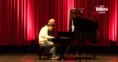 Sosyal medyada büyük ilgi gören kurye piyanist bu kez sahnede çaldı | Video