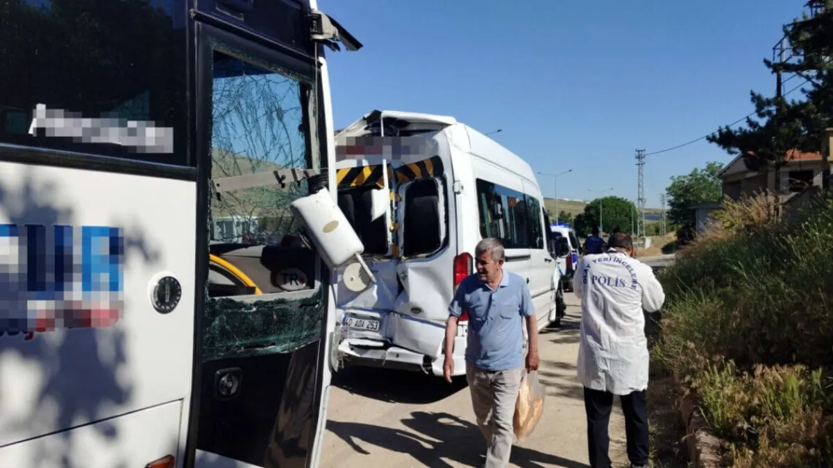 Kırşehir'de işçi servislerinin karıştığı trafik kazası