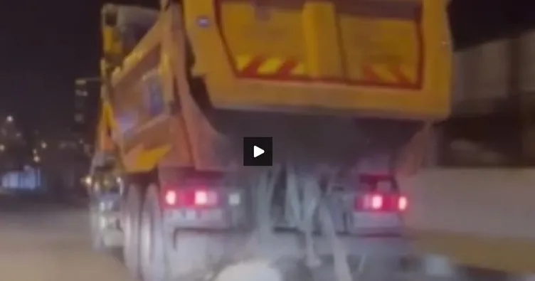 İBB’ye ait hafriyat kamyonun kapağı açık kalınca caddeye düşen taş parçalar tehlike saçtı