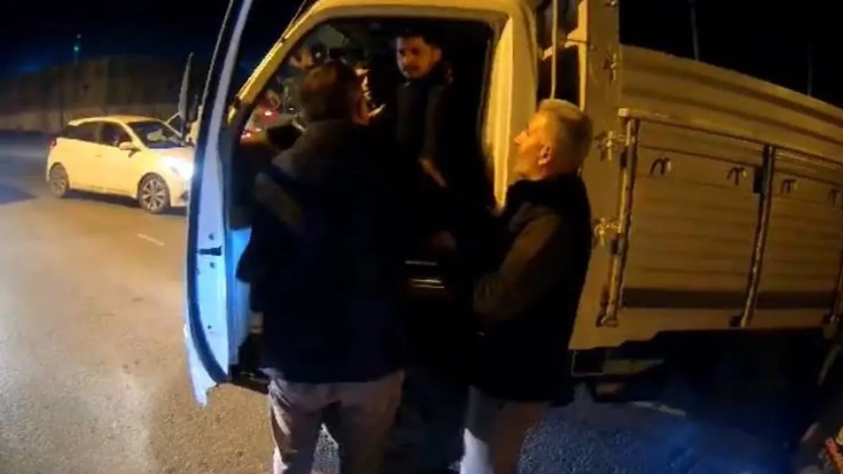 SON DAKİKA… İstanbul trafiğinde şoke eden anlar! Kamyonet şoförü dehşet saçtı: Canım sıkkın deyip saldırdı! SON DAKİKA… İstanbul trafiğinde şoke eden anlar! Kamyonet şoförü dehşet saçtı: Canım sıkkın deyip saldırdı!