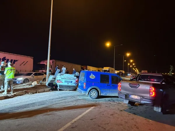reyhanlida-trafik-kazasi-refujdeki-yayalar-yaralandi-6-kisi-hastaneye-kaldirildi-1791278504589.jpg