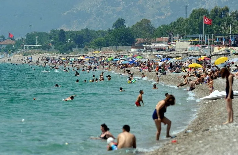 Son Dakika Antalya Sahilinde Sosyal Mesafeli Kalabalik Son Haberler Milliyet