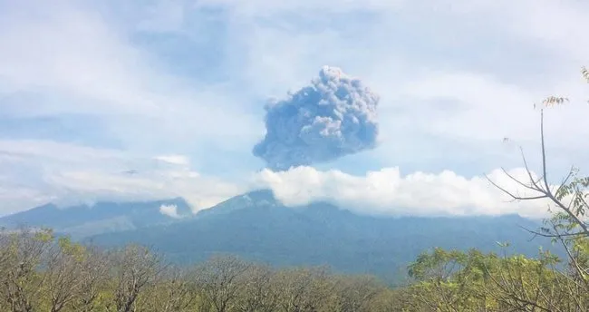 Endonezya’da yanardağ alarmı