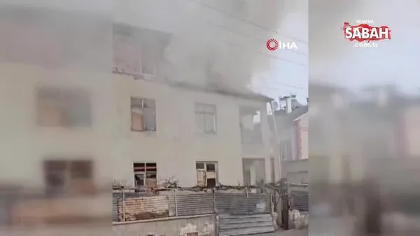 3 katlı evin çatı katı yandı: 1 kişi dumandan etkilendi | Video