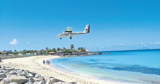 Uçak manzaralı plajıyla St. Martin