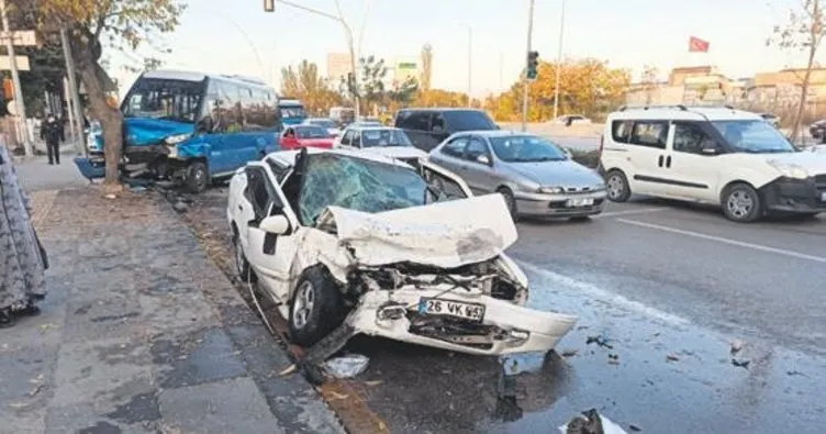 Başkentte dolmuş ile otomobil çarpıştı: 4 yaralı