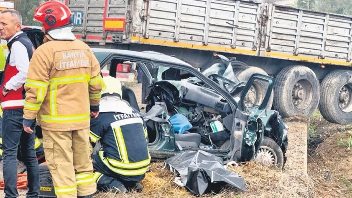 Trafik kazası bir aileyi yok etti