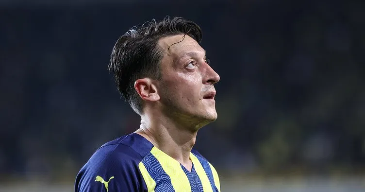 Son dakika: Trabzonspor-Fenerbahçe maçında Erman Toroğlu’ndan Mesut Özil’e sert sözler! “Takımı 10 kişi oynatıyor…”