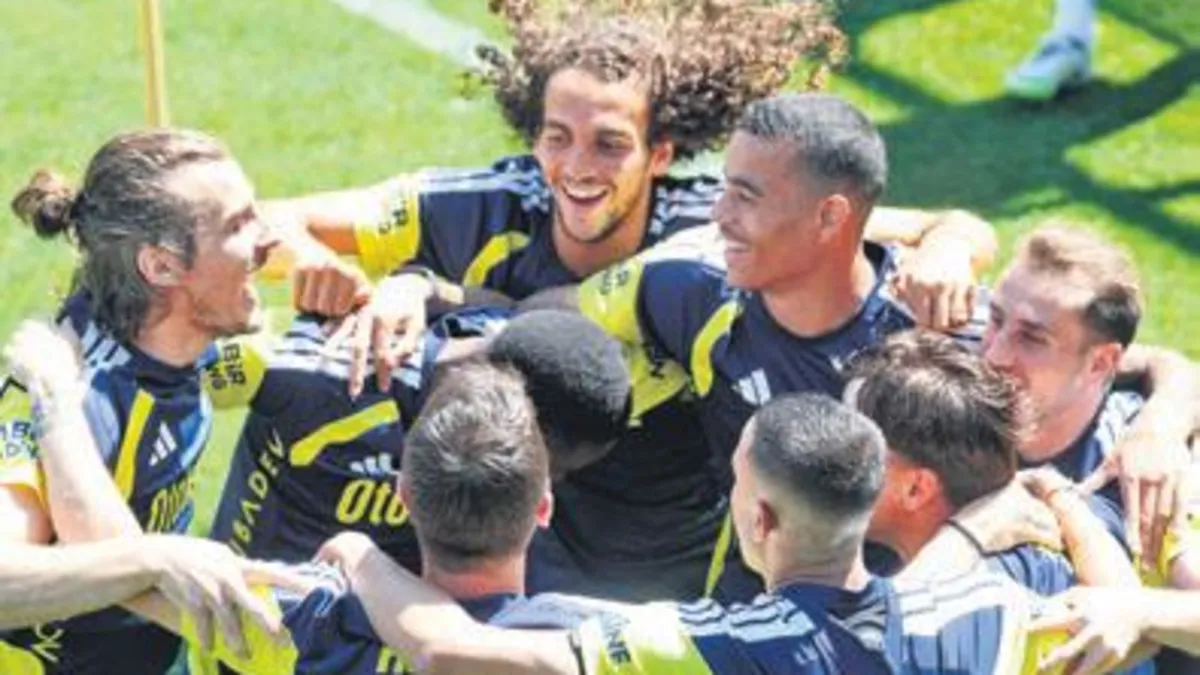 Fenerbahçe futbol takımı oyuncuları sahada