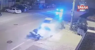 Otomobil ile motosiklet kafa kafaya çarpıştı: Feci kaza kamerada | Video