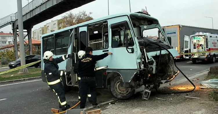 Yalova’da yolcu minibüsü üst geçidin ayağına çarptı: 1 ölü, 2 yaralı