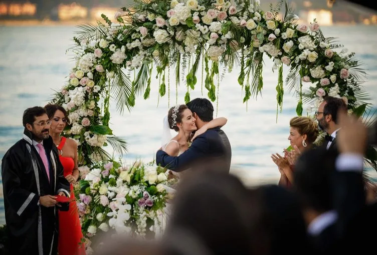 Fahriye Evcen ve Burak Özçivit’in düğün fotoğrafları! – Düğünden en güzel kareler