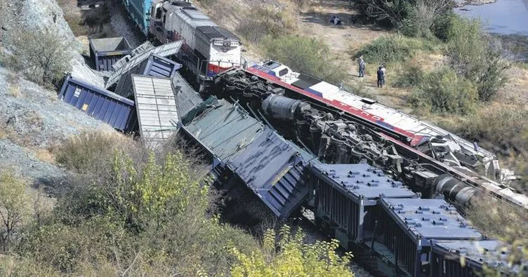 İki yük treni çarpıştı: 2 makinist yaşamını yitirdi