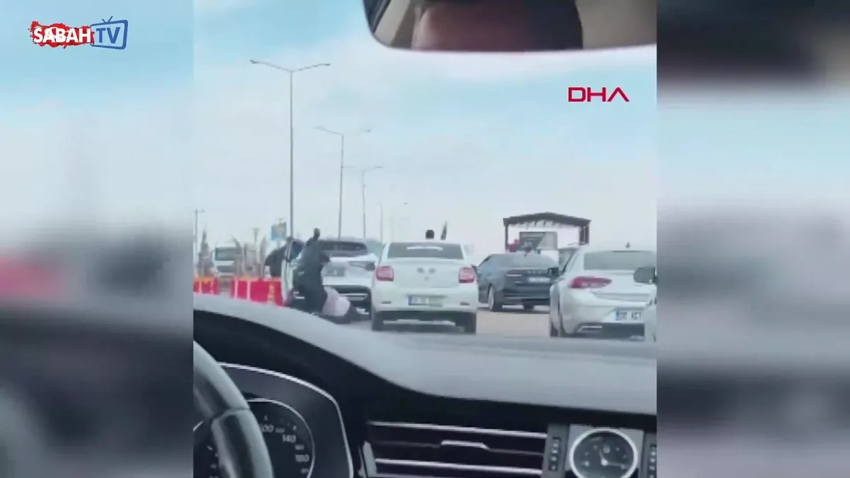 Diyarbakır’da trafikte yol verme kavgası kamerada: 3 kişi birbirine girdi! | Video videosunu izle Diyarbakır’da trafikte yol verme kavgası kamerada: 3 kişi birbirine girdi! | Video videosunu izle