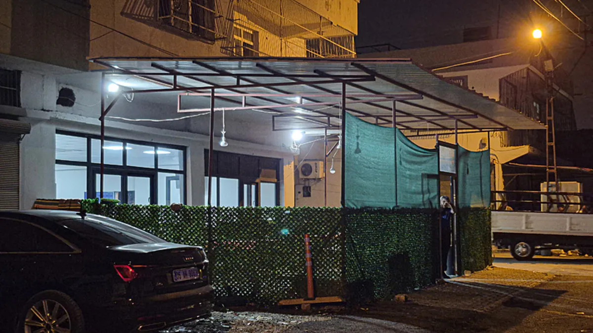 Adana’da kahvehaneye silahlı saldırı: 3 yaralı Adana’da kahvehaneye silahlı saldırı: 3 yaralı