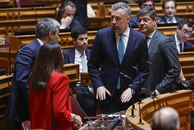 Portekiz'de hükümet güvenoyu alamayarak düştü