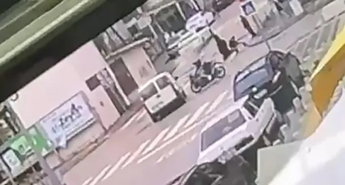 Bursa’da motosikletle ticari araç çarpıştı: İki genç ağır yaralandı!