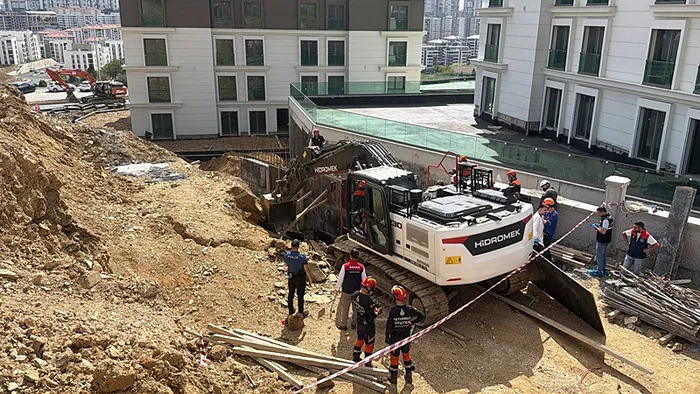 son-dakika-basaksehirde-toprak-kaymasi-gocuk-altinda-kalan-isciden-aci-haber-geldi-1788424449740.jpeg