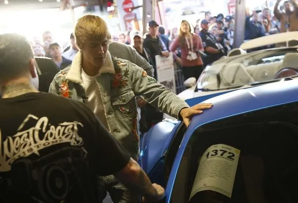 Justin Bieber Ferrari’sini açık artırmada sattı