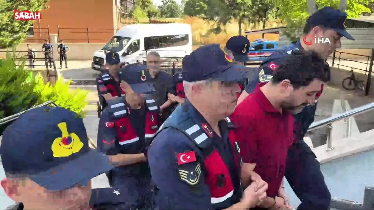 Sahte alışveriş sitesi kurup vatandaşları dolandıran şebekeye operasyon… 7 kişi tutuklandı | Video videosunu izle Sahte alışveriş sitesi kurup vatandaşları dolandıran şebekeye operasyon… 7 kişi tutuklandı | Video videosunu izle