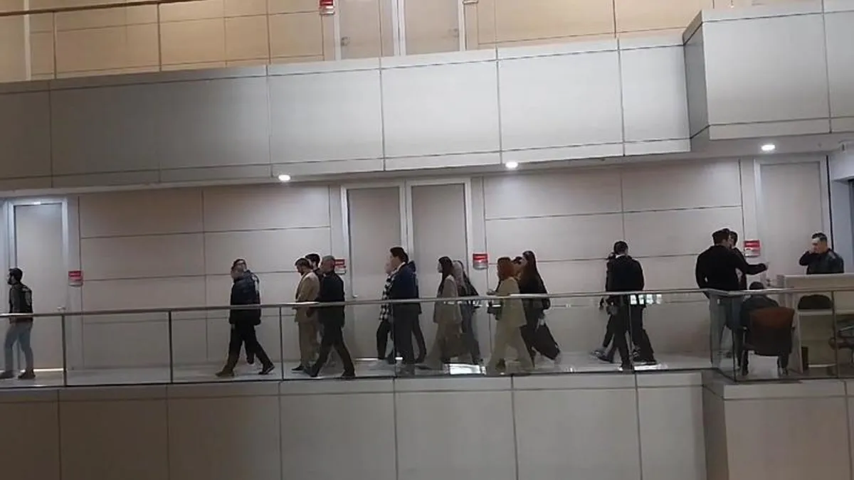 İstanbul’da yasadışı bahis reklamı operasyonunda 12 şüpheli tutuklandı İstanbul’da yasadışı bahis reklamı operasyonunda 12 şüpheli tutuklandı