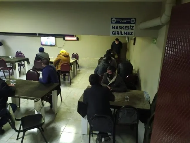 Kumarhanede pişkinliğin böylesi ’maskesiz girilmez’ yazısı