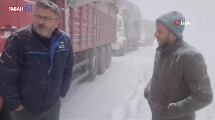 Kütahya'da kar yağışı sürücüleri mağdur etti, kamyoncular dağda mahsur kaldı | Video