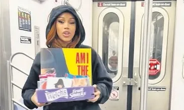 Albümünü metroda sattı