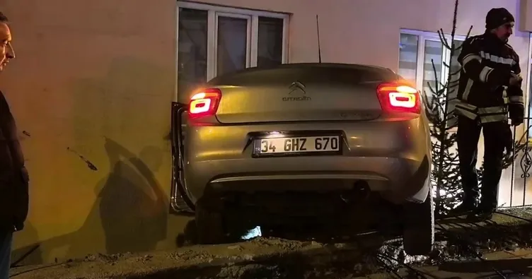 Otomobil bahçe duvarında asılı kaldı