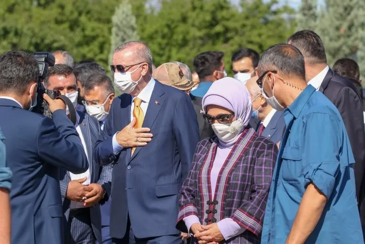 Başkan Erdoğan'dan Malazgirt Zaferi kutlamaları öncesi Ahlat Selçuklu Meydan Mezarlığı'na ziyaret