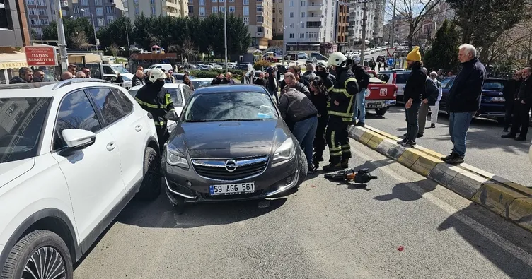 3 otomobile çarpıp yan döndü