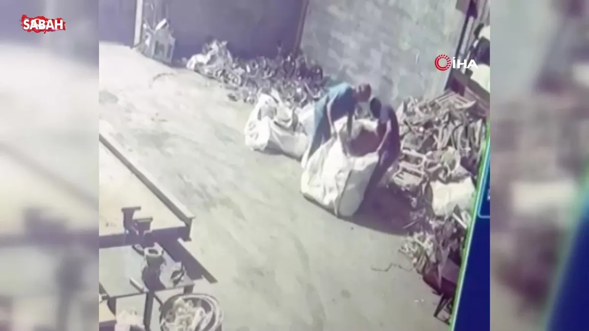 Yüzlerinde maskeyle taktılar, 250 bin TL’lik bakır çaldılar | Video videosunu izle Yüzlerinde maskeyle taktılar, 250 bin TL’lik bakır çaldılar | Video videosunu izle