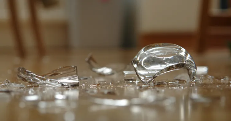 Rüyada Bardak Fırlatıp Kırmak Ne Anlama Gelir? Rüyada Su ve Çay Bardağı