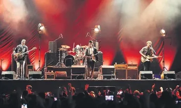 3 saat sahneden inmediler