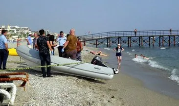 Cesede aldırmayan tatilciler yüzmeye devam etti!