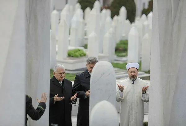 Başbakan Binali Yıldırım Bosna Hersek'in ilk Cumhurbaşkanı İzzetbegoviç'in kabrini ziyaret etti