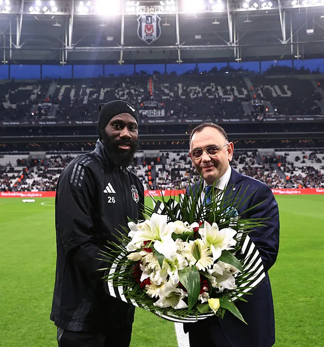 Son dakika haberi: Beşiktaş - Göztepe maçında tartışılan karar! İşte Kartal’ın 10 kişi kaldığı pozisyon