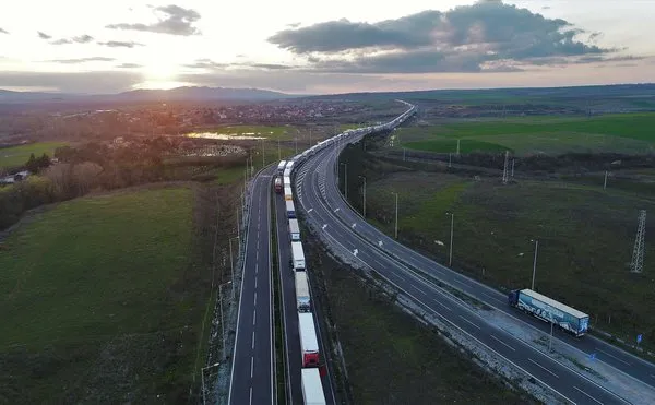 Bulgarların güncellemesi kilometrelerce tır kuyruğuna neden oldu! İşte binlerce insanı mağdur eden o görüntüler