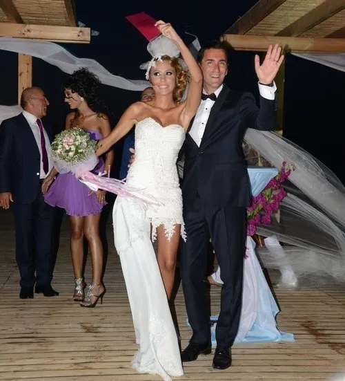Eşinden yeni boşanan Bekir Aksoy, sarışın güzelle görüntülendi
