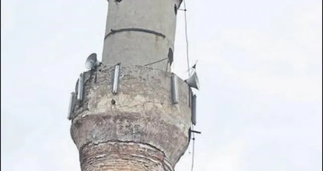 Minarenin sıvası tehlike yaratıyor