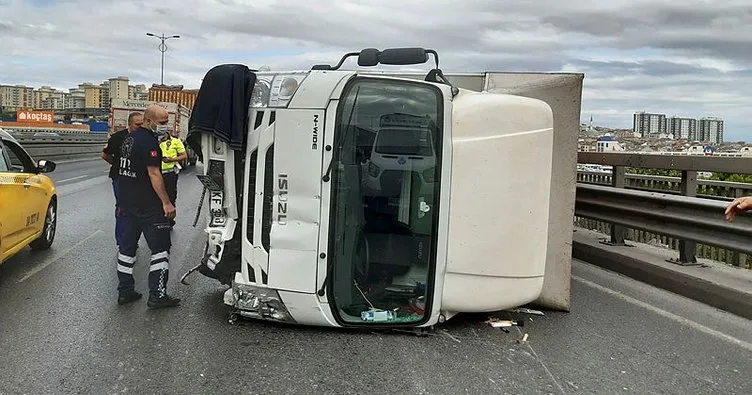 Zincirleme kazada kamyonet devrildi: 2 yaralı