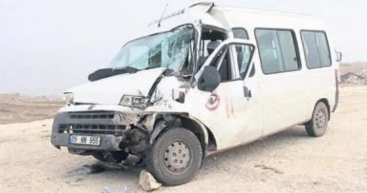 Minibüs kamyona çarptı: 7 yaralı