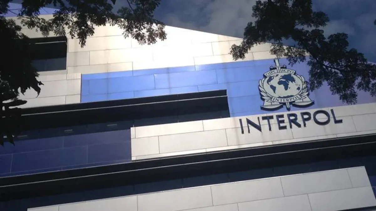 Interpol’ün kırmızı bültenle aradığı Rus uyruklu kişi Alanya’da yakalandı Interpol’ün kırmızı bültenle aradığı Rus uyruklu kişi Alanya’da yakalandı