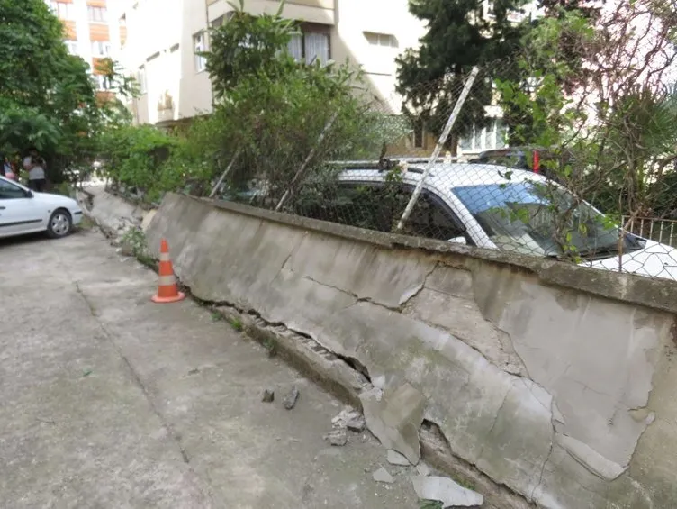 Maltepe’de bahçe duvarı devrildi; 4 araç hasar gördü