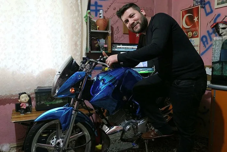Türkiye’de sadece onda var! Özel motorsikletini evinin salonuna park ediyor...
