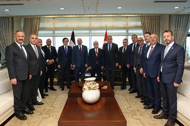 aym-baskani-ozkaya-filistin-bassavcisini-kabul-etti-1764702233392.jpg