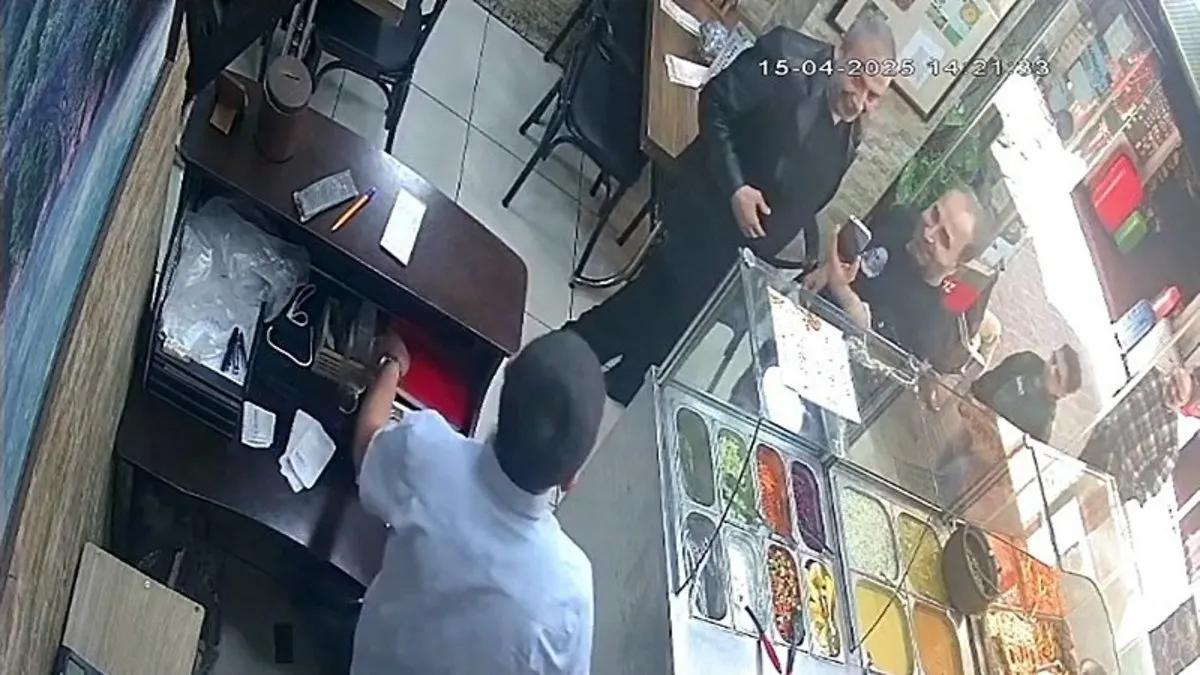 Krizden saatler önce Beyoğlu’ndaydı: Sırrı Süreyya Önder’in son görüntüleri kamerada Krizden saatler önce Beyoğlu’ndaydı: Sırrı Süreyya Önder’in son görüntüleri kamerada